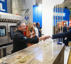 Don Felipe saluda a uno de los expositores