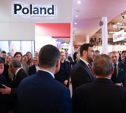 Don Felipe con los representantes del estand de Polonia, país invitado en esta edición