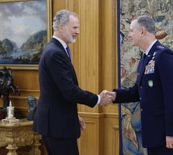 Su Majestad el Rey recibe el saludo del Comandante del  Mando Supremo Aliado en Europa, general Alexus G. Grynkewich
