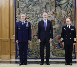 Don Felipe acompañado por el Comandante del Mando Supremo Aliado en Europa, general Alexus G. Grynkewich, y el Jefe del Estado Mayor de la Defensa, al