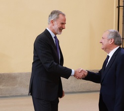 Su Majestad el Rey recibe el saludo del ministro de Industria y Turismo, Jordi Hereu