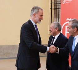 Su Majestad el Rey recibe el saludo del secretario general Iberoamericano, Andrés Allamand
