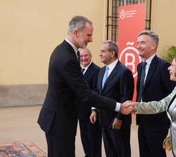 Su Majestad el Rey recibe el saludo de la secretaria de Estado de Comercio, Amparo López Senovilla