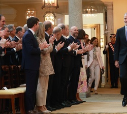 Su Majestad el Rey accede al Patio de los Austrias