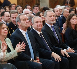 Su Majestad el Rey en la primera fila de asientos en el Patio de los Austrias