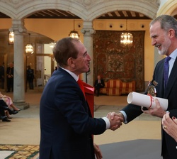 Su Majestad el Rey entrega la acreditación de "Embajador Honorario de la Marca España" a Antonio Huertas 