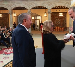 Su Majestad el Rey entrega la acreditación de "Embajador Honorario de la Marca España" de Diego González Rivas, a José María González Carbal