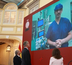Su Majestad el Rey durante la proyección de un vídeo de agradecimiento de Diego González Rivas, cirujano y nuevo Embajador Honorario de la Marca Españ