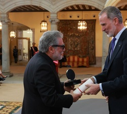 Su Majestad el Rey entrega la acreditación de "Embajador Honorario de la Marca España" a Jaume Plensa