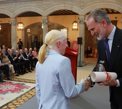 Su Majestad el Rey entrega la acreditación de "Embajadora Honoraria de la Marca España" a Susana Rodríguez Gacio