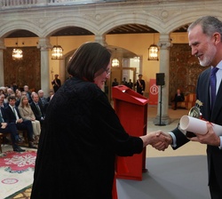 Su Majestad el Rey entrega la acreditación de "Embajadora Honoraria de la Marca España" a Regina Llopis