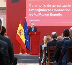 Su Majestad el Rey durante sus palabras en la entrega de las acreditaciones a la XI promoción de “Embajadores Honorarios de la Marca España̶