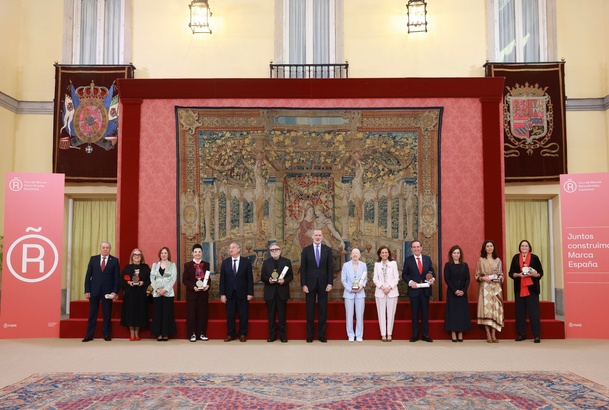 Su Majestad el Rey con los nuevos “Embajadores Honorarios de la Marca España”