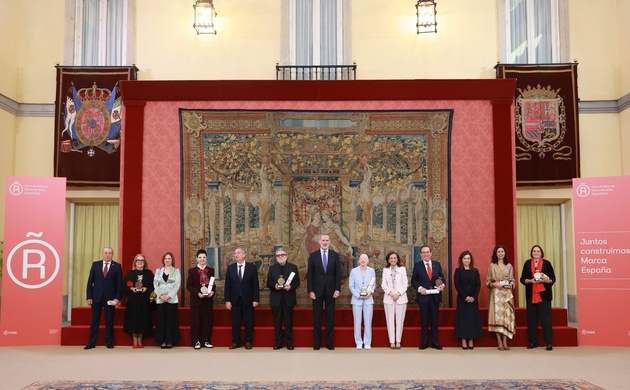 Su Majestad el Rey con los nuevos “Embajadores Honorarios de la Marca España”