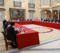 Vista lateral de la mesa de la reunión celebrada en el Patio de los Borbones