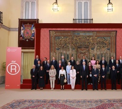 Fotografía de grupo de Su Majestad el Rey con los miembros del Patronato de Honor del FMRE