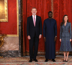 Sus Majestades los Reyes junto al Presidente de la República de Senegal, Bassirou Diomaye Diakhar Faye