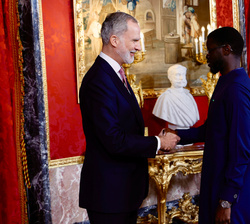 Su Majestad el Rey recibe el saludo del Presidente de la República de Senegal, Bassirou Diomaye Diakhar Faye
