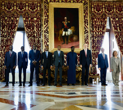 Fotografía de grupo de Su Majestad el Rey junto a los componentes de las dos delegaciones participantes en el encuentro
