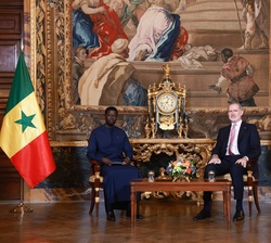 Su Majestad el Rey y el Presidente de la República de Senegal, Bassirou Diomaye Diakhar Faye durante el encuentro