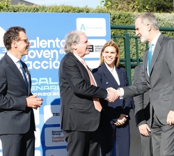 Su Majestad el Rey a su llegada al IES Antonio Machado de Alcalá de Henares, recibe el saludo de las autoridades