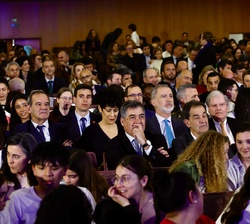 Su Majestad el Rey al inicio del acto junto a la autoridades y asistentes