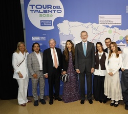 Su Majestad el Rey junto a participantes en el desarrollo del acto