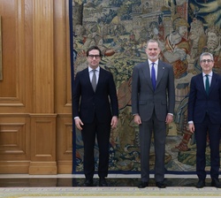 Su Majestad el Rey junto al vicepresidente primero del Gobierno y ministro de Economía, Comercio y Empresa, Carlos Cuerpo Caballero, y el ministro de 