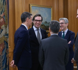 El Rey conversa con el presidente del Gobierno; el ministro de la Presidencia, Justicia y Relaciones con las Cortes; el vicepresidente primero del Gob