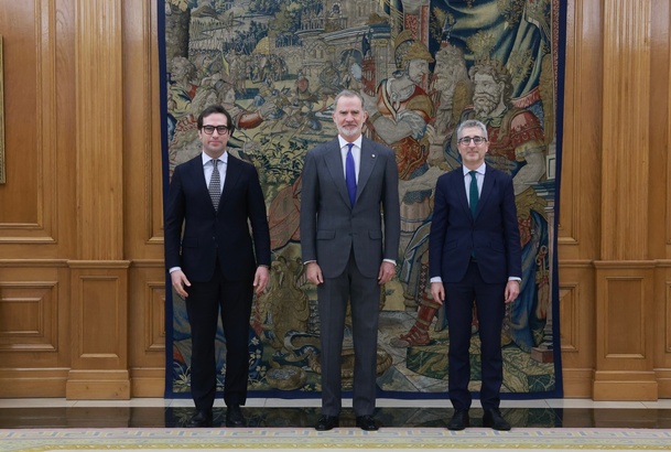 Su Majestad el Rey junto al vicepresidente primero del Gobierno y ministro de Economía, Comercio y Empresa, Carlos Cuerpo Caballero, y el ministro de 