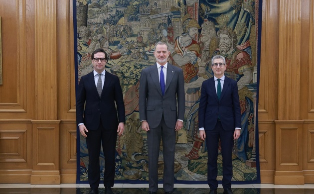 Su Majestad el Rey junto al vicepresidente primero del Gobierno y ministro de Economía, Comercio y Empresa, Carlos Cuerpo Caballero, y el ministro de 