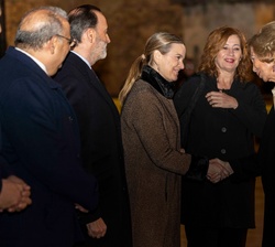 Su Majestad la Reina Doña Sofía recibe el saludo de las autoridades, a su llegada a la Catedral de Mallorca