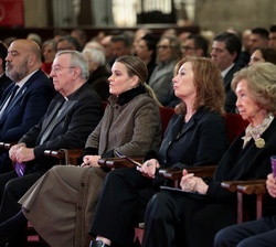 Su Majestad la Reina Doña Sofía en la primera fila de asientos en el interior de la Catedral de Mallorca