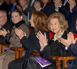 Su Majestad la Reina Doña Sofía aplaude al finalizar el concierto celebrado en la Catedral de Mallorca
