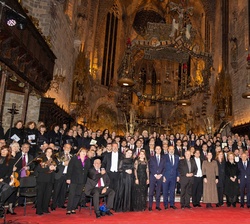 Su Majestad la Reina Doña Sofía en el Altar Mayor durante la fotografía de grupo con autoridades, la coral y la orquesta
