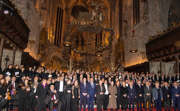 Su Majestad la Reina Doña Sofía en el Altar Mayor durante la fotografía de grupo con autoridades, la coral y la orquesta