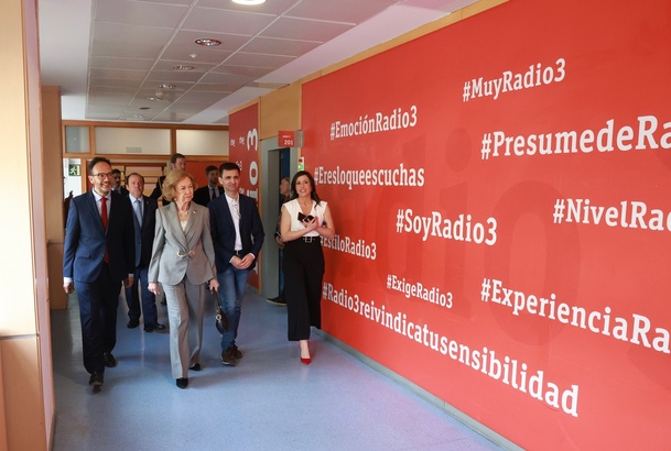 Recorrido de la Reina Doña Sofía por las instalaciones de la Casa de la Radio