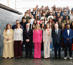 Fotografía de grupo de la Reina con beneficiarios del programa Talento Joven