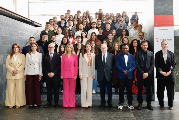Fotografía de grupo de la Reina con beneficiarios del programa Talento Joven