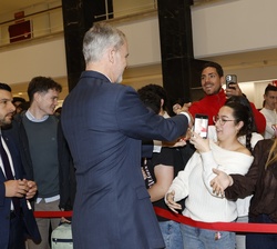 Su Majestad el Rey saluda a las personas congregadas en la Facultad de Derecho de la Universidad Complutense de Madrid