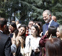 Su Majestad el Rey en el jardín de la Sala de Juntas durante el encuentro con los asistentes al acto