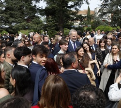 Su Majestad el Rey en el jardín de la Sala de Juntas durante el encuentro con los asistentes al acto