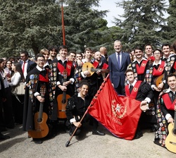 Su Majestad el Rey en el jardín de la Sala de Juntas con la tuna de la Facultad de Derecho de la Universidad Complutense de Madrid
