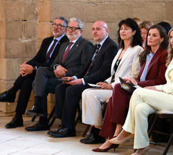 Su Majestad la Reina ocupa su lugar en la primera fila