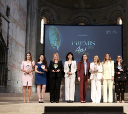 Fotografía de grupo de Su Majestad la Reina con las premiadas de la XVI edición de los Premios Ap!Lleida