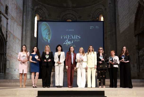 Fotografía de grupo de Su Majestad la Reina con las premiadas de la XVI edición de los Premios Ap!Lleida
