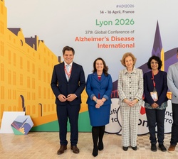 Fotografía de grupo de Su Majestad la Reina Doña Sofía junto a las autoridades del Alzheimer´s Disease International