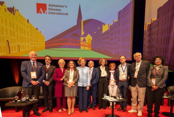 Fotografía de grupo de Doña Sofía con participantes en la sesión inaugural de la “37 Global Conference of Alzheimer’s Disease Internationa