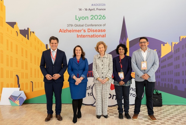 Fotografía de grupo de Su Majestad la Reina Doña Sofía junto a las autoridades del Alzheimer´s Disease International