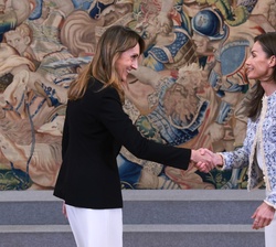 Su Majestad la Reina recibe el saludo de la representante en funciones de ACNUR en España, Carolina Mateos
